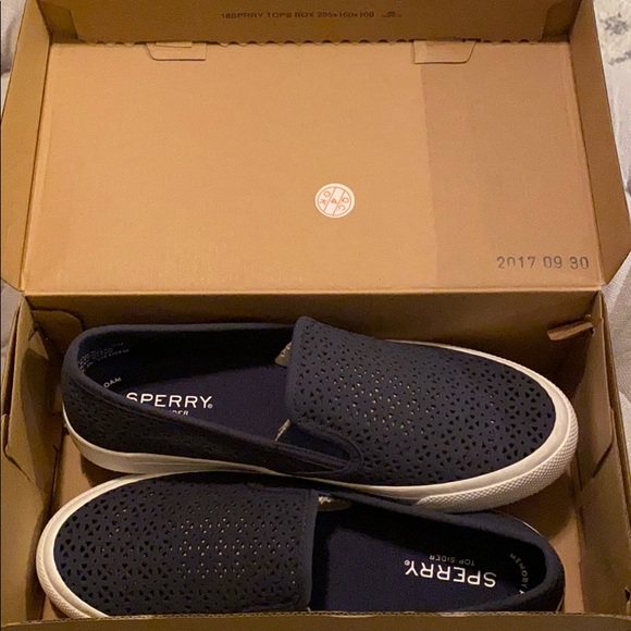 Sperry slip on shoes - Picture 1 of 3